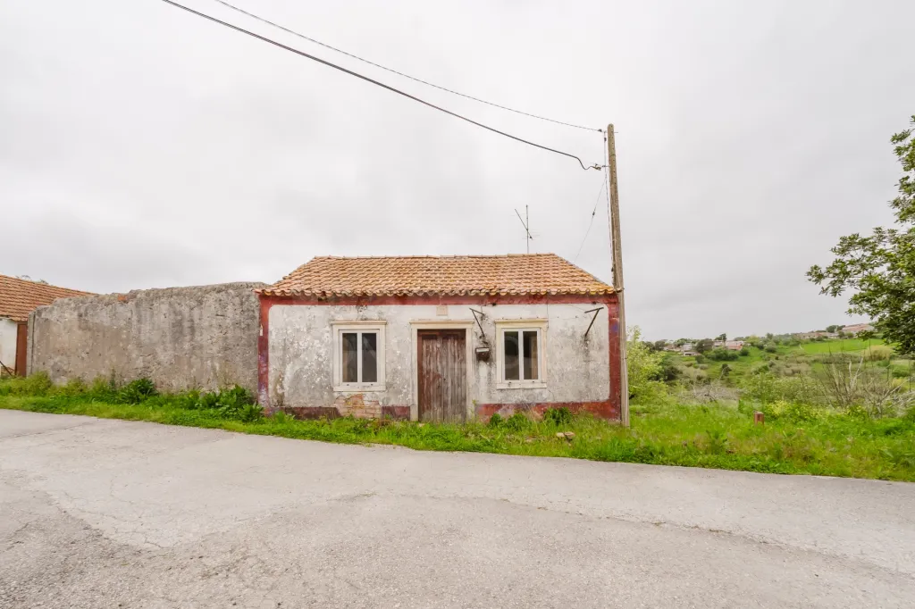 2 Moradias p/a recuperar em terreno plano c/ 4.603m2