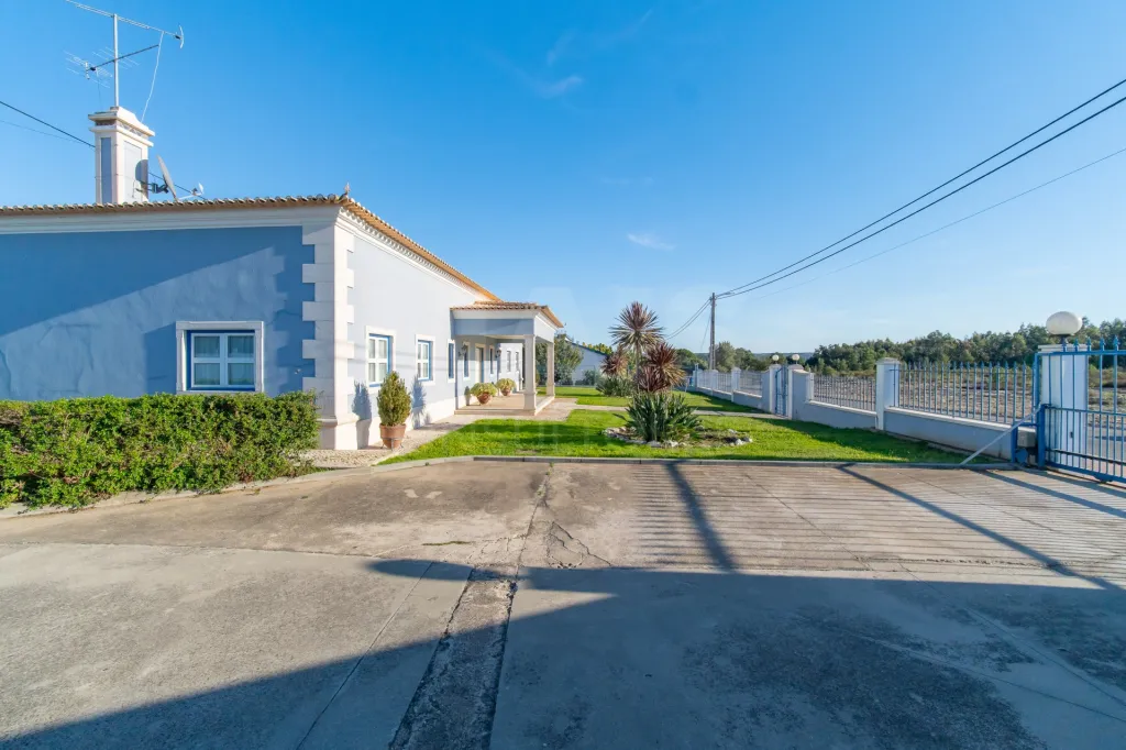4-Bedroom House with Pool, 3 Garages, and 3,179 m² of Land in Almeirim