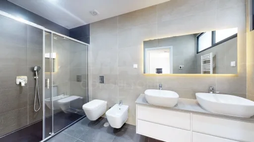 Moradia nova com piscina T4 em Linda a Velha
