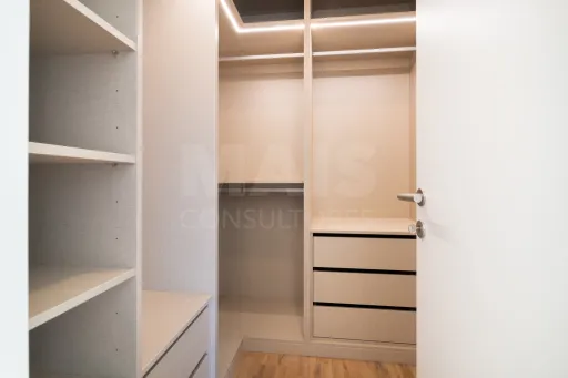 Moradia Geminada T4 + 1 em Famões