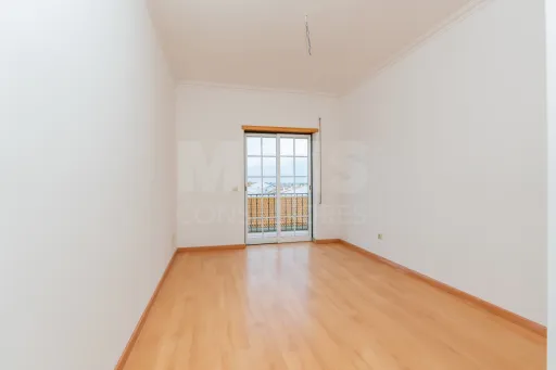 Apartamento T2 em Salvaterra de Magos com elevador, parqueamento e arrecadação