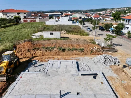 Moradia T3 Geminada c/ 1 Suite, Jardim, Parqueamento e Piscina! (LT2)