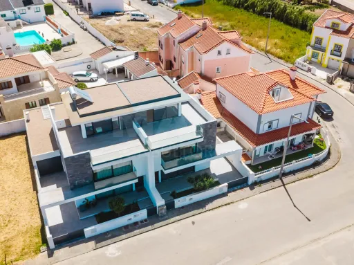Moradia T3+2 Moderna com Vista Mar e Terraço Panorâmico