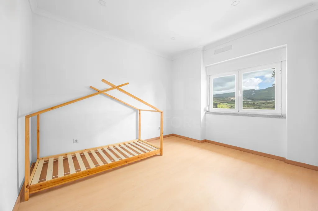 Moradia T6 Remodelada com Vista para a Serra de Montejunto