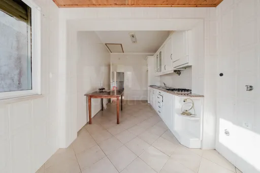 Prédio no centro de Peniche – com comércio e habitação, vista mar