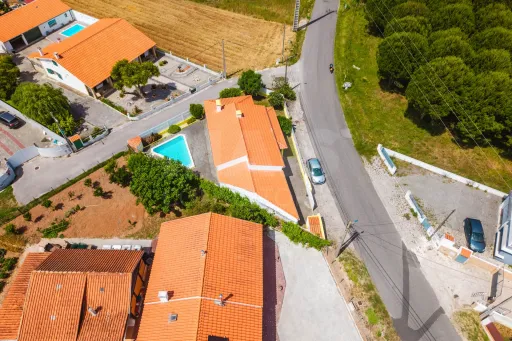 Moradia Térrea c/ piscina, árvores de fruto e garagem a 7 minutos da cidade