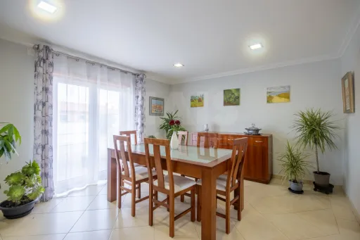 Moradia Térrea T5 com Piscina e Vista Deslumbrante – Serra de Aire e Candeeiros