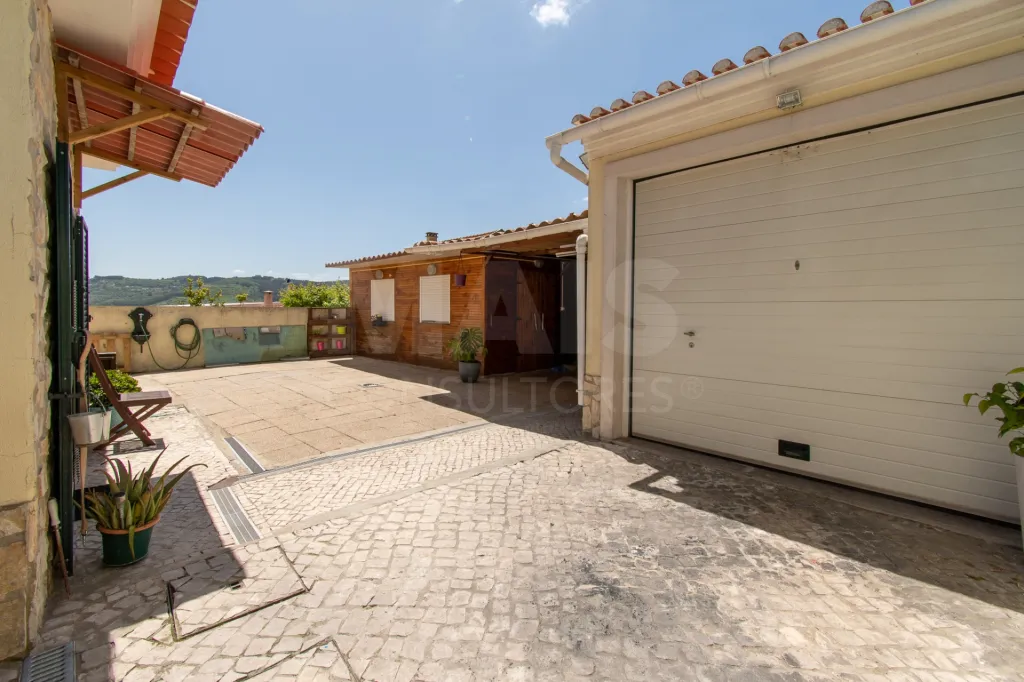 Moradia de 4 assoalhadas a 5km do centro de Loures