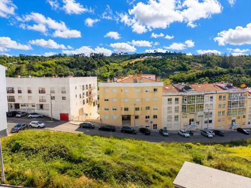 Apartamento T3 com elevador e lugar de garagem.