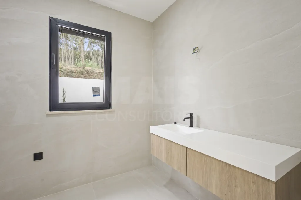 Moradia T3+1 NOVA com piscina em terreno de 2098m2