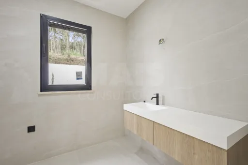 Moradia T3+1 NOVA com piscina em terreno de 2098m2
