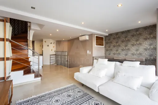 Apartamento T4 com terraço e vista mar na Praia da Areia Branca