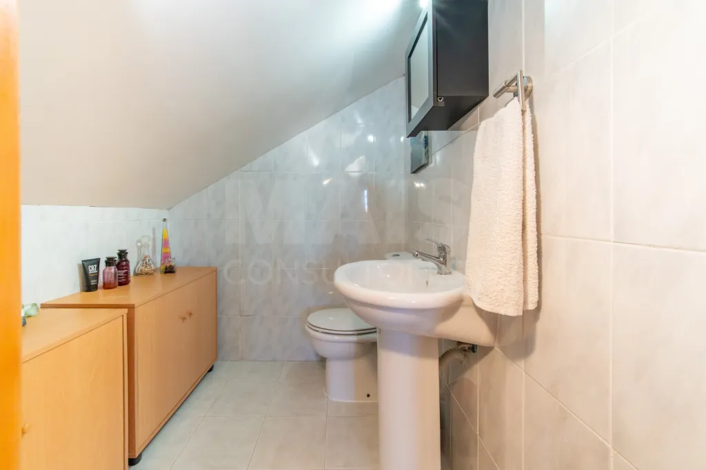 Moradia T2+2 totalmente remodelada com piscina aquecida no Porto Alto