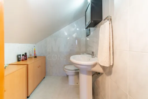 Moradia T2+2 totalmente remodelada com piscina aquecida no Porto Alto