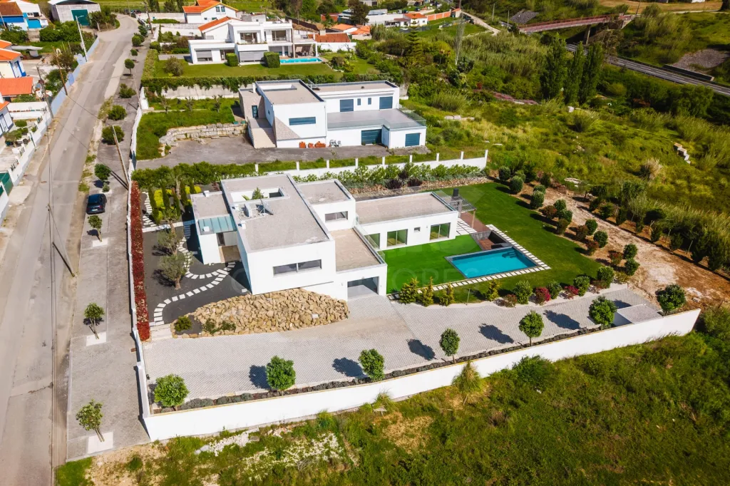 Moradia Contemporânea de Luxo com Vista Barragem, Piscina e 3.000m² Urbanos | Peniche