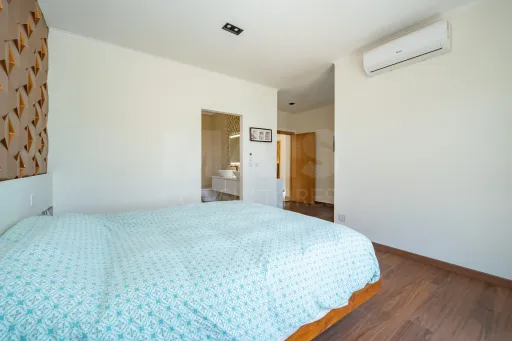 Moradia T4 térrea, semi-nova com terreno de 3500m2 em Salvaterra de Magos