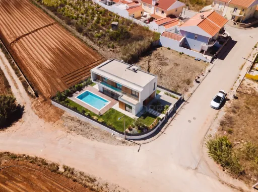 Excelente lote com projeto aprovado para moradia T3 com garagem e piscina