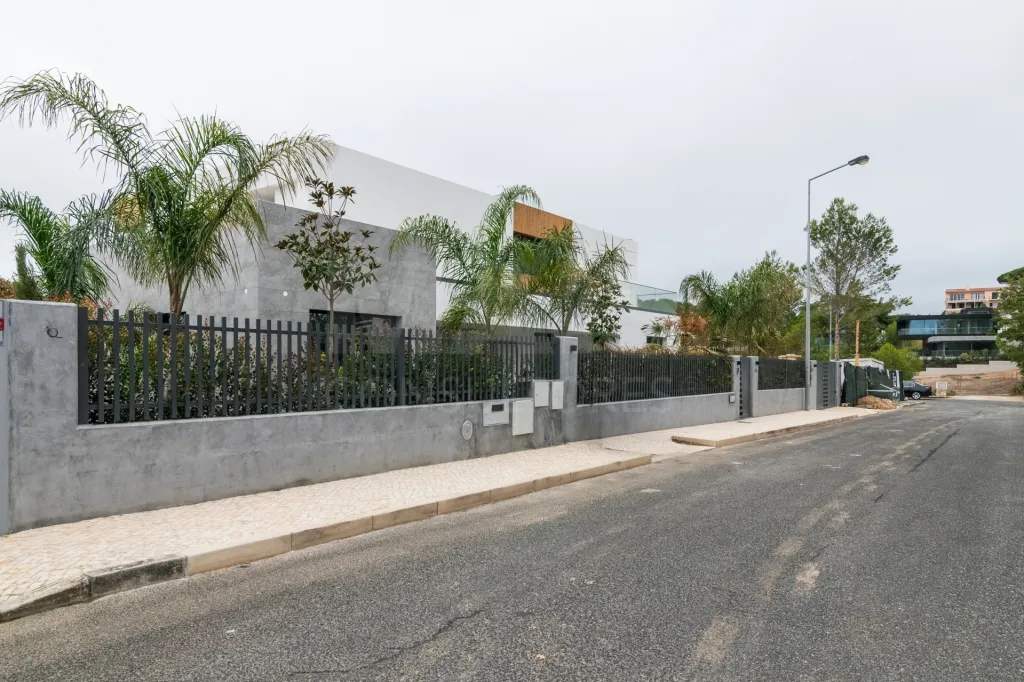 Luxury 5 + 1 bedroom villa in Cascais