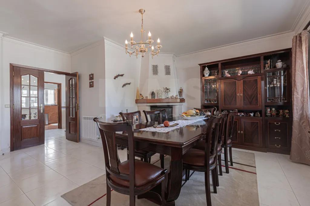 🏡✨ Moradia T4 em Alenquer com Piscina e Espaço de Convívio ao Ar Livre!