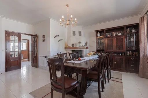 🏡✨ Moradia T4 em Alenquer com Piscina e Espaço de Convívio ao Ar Livre!