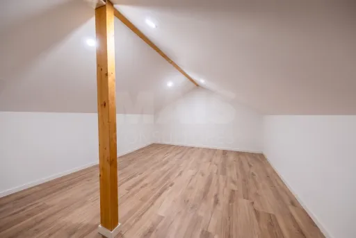 Moradia T2+1 totalmente remodelada com garagem e sótão em Alfeizerão