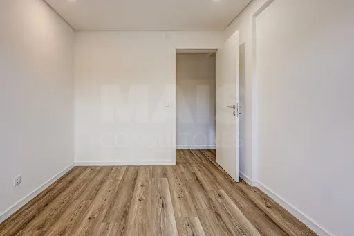 Apartamento T3 totalmente remodelado na Póvoa de Santa Iria com parqueamento
