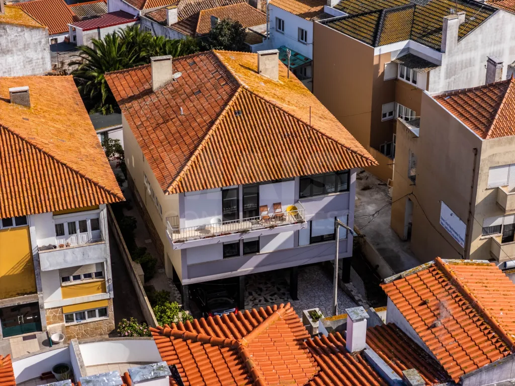 Prédio com 4 Apartamentos, cave e garagem no Centro de Peniche