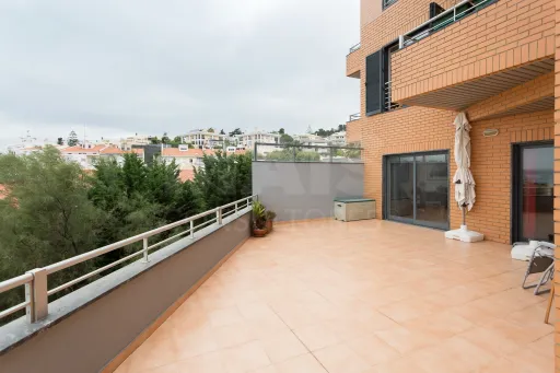 T3+1 Algés, duplex vista mar, condomínio fechado e piscina