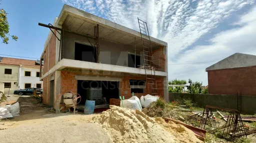 Moradia T4 c/ Suite, Jardim, Piscina & Parqueamento!