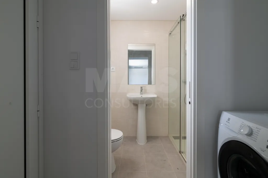 Moradia Geminada T4 + 1 com Piscina Famões