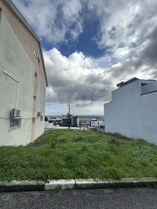 Terreno urbano de 305 M² com vista deslumbrante em Odivelas