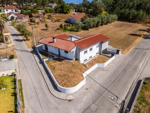 Moradia unifamiliar T3 com garagem em lote de 565m2 na Bidoeira de Cima
