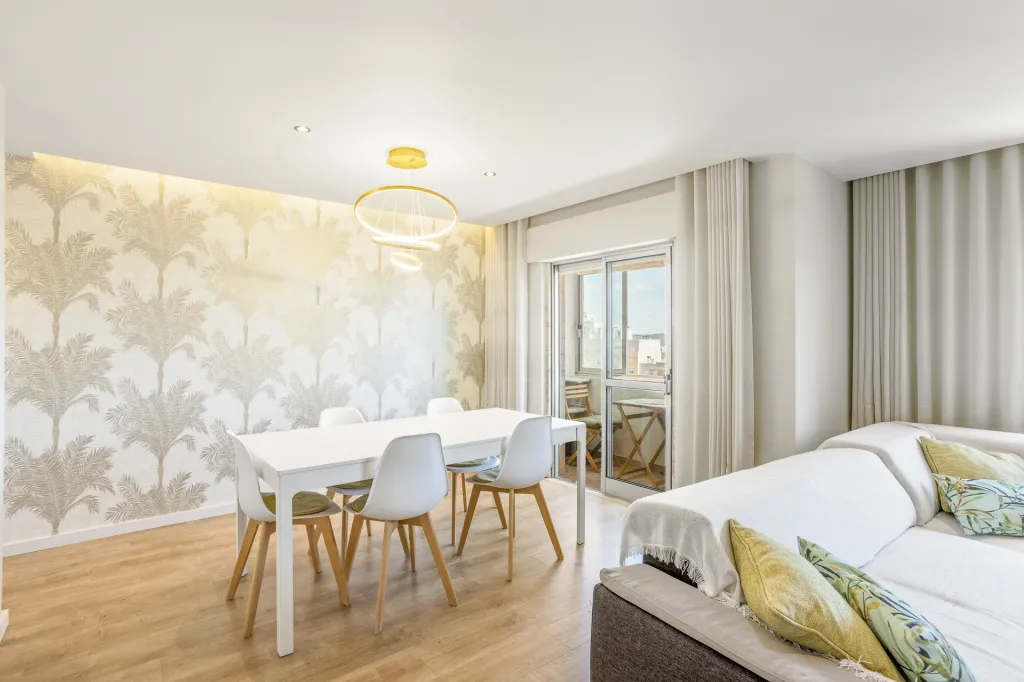 Último Piso | T2 Totalmente Remodelado | 2 Varandas | Vista Desafogada