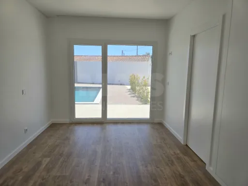 Moradia T4 térrea de luxo com piscina no Nadadouro