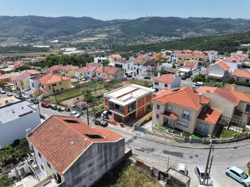 Moradia T4 c/ Suite, Jardim, Piscina & Parqueamento!
