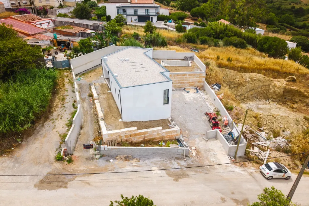 Moradia V3  moderna com piscina, vista de campo e excelente localização  Matas – Lourinhã