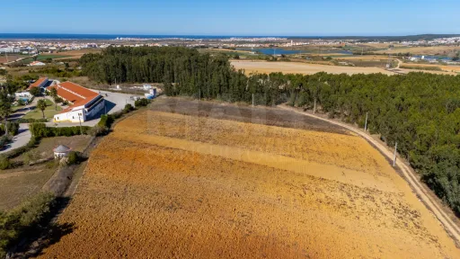 Parcela de terreno rústico de 2.350m2 em Atouguia da Baleia