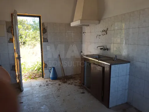 Moradia V1para remodelar com terreno para construção e agrícola.