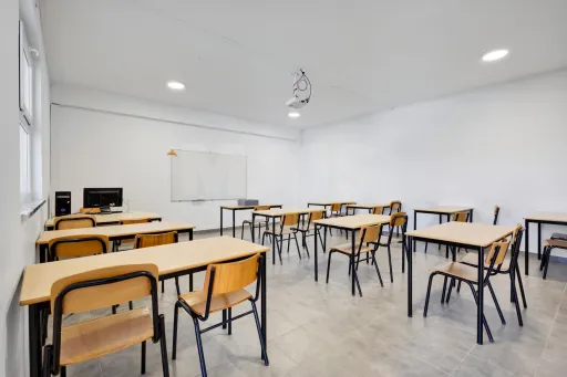 Edifício de 2 pisos em lote de 3750m2 em Peniche
