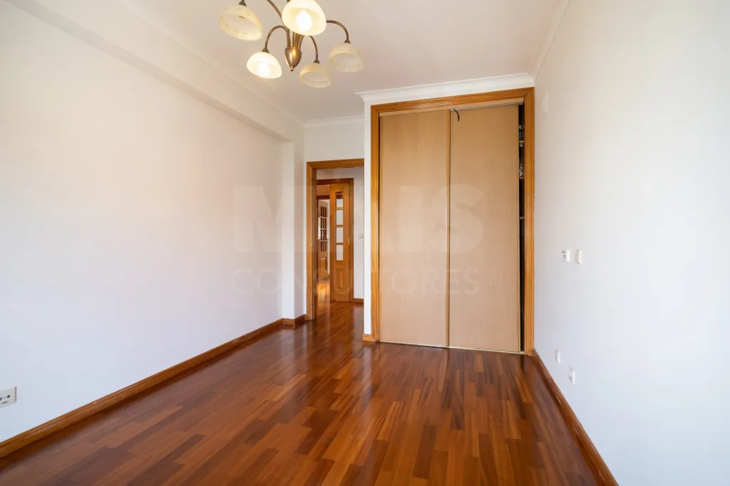 3-Bedroom Apartment in Linda-a-Velha