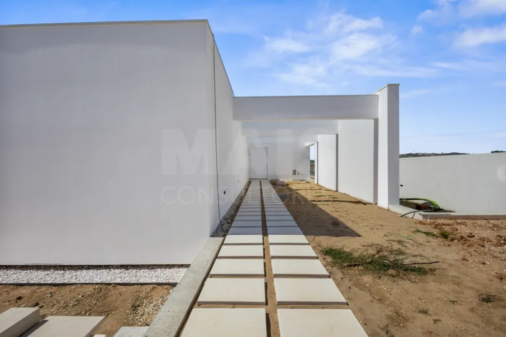 4-bedr. house on 2-hectare plot in Carvalhal