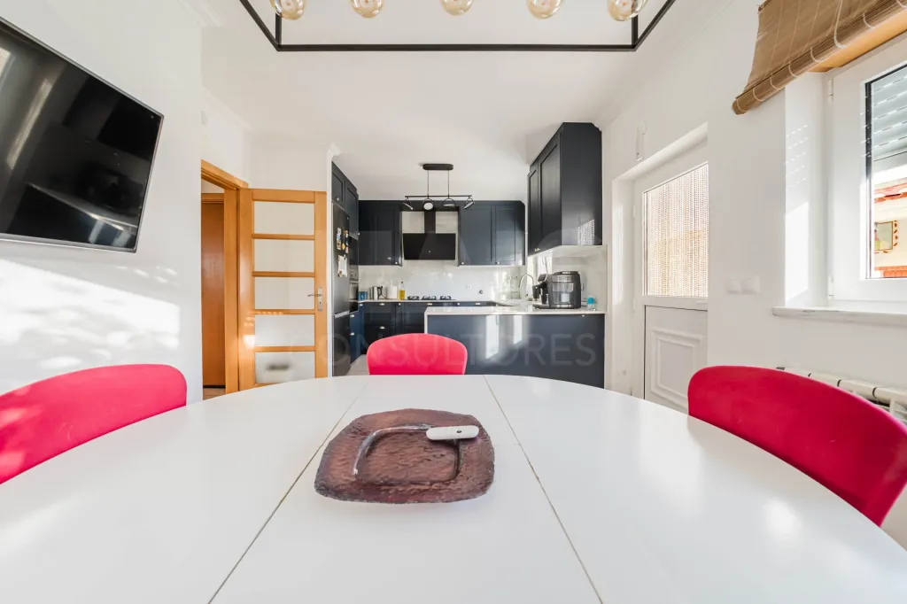 Moradia T3 com Excelente Exposição Solar e Potencial de Investimento a Poucos Minutos da Praia em Atouguia da Baleia