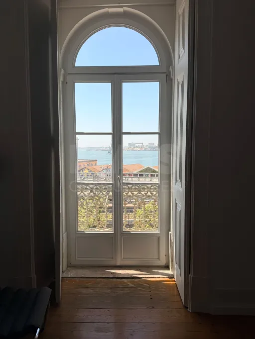 T1 Remodelado com Vista Rio | Av. 24 de Julho — Cais do Sodré