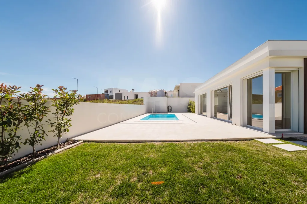 Moradia T3 Térrea com Piscina e Jardim !