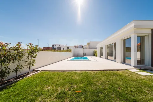 Moradia T3 Térrea com Piscina e Jardim !