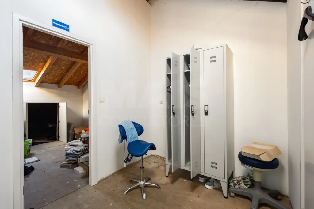 Oportunidade Única no Coração de Peniche — 124 m² com Potencial para Habitação