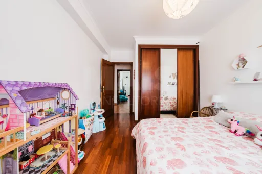 Apartamento T3 com Aquecimento Central, Garagem, Varandas e Arrecadações – Ferrel / Baleal