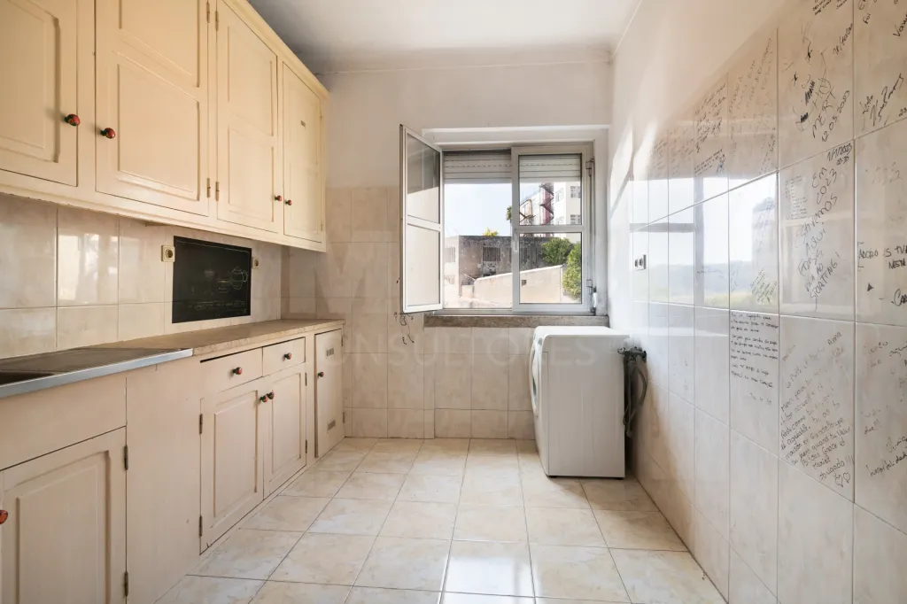 T2 with terrace in Campolide