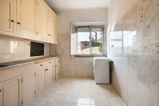 T2 with terrace in Campolide