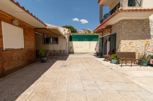 Moradia de 4 assoalhadas a 5km do centro de Loures